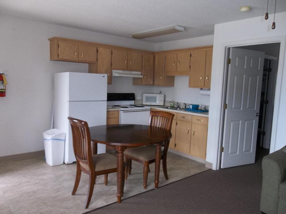 Douglas Inn & Suites photo 30