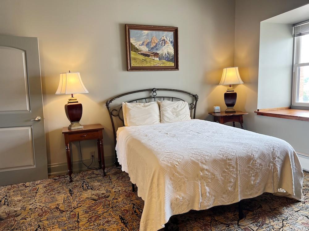 The Black Hawk Hotel photo 2