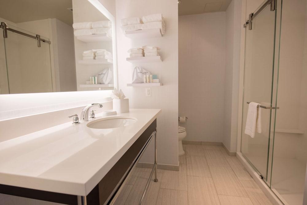 Hampton Inn & Suites Washington DC-Navy Yard photo 24