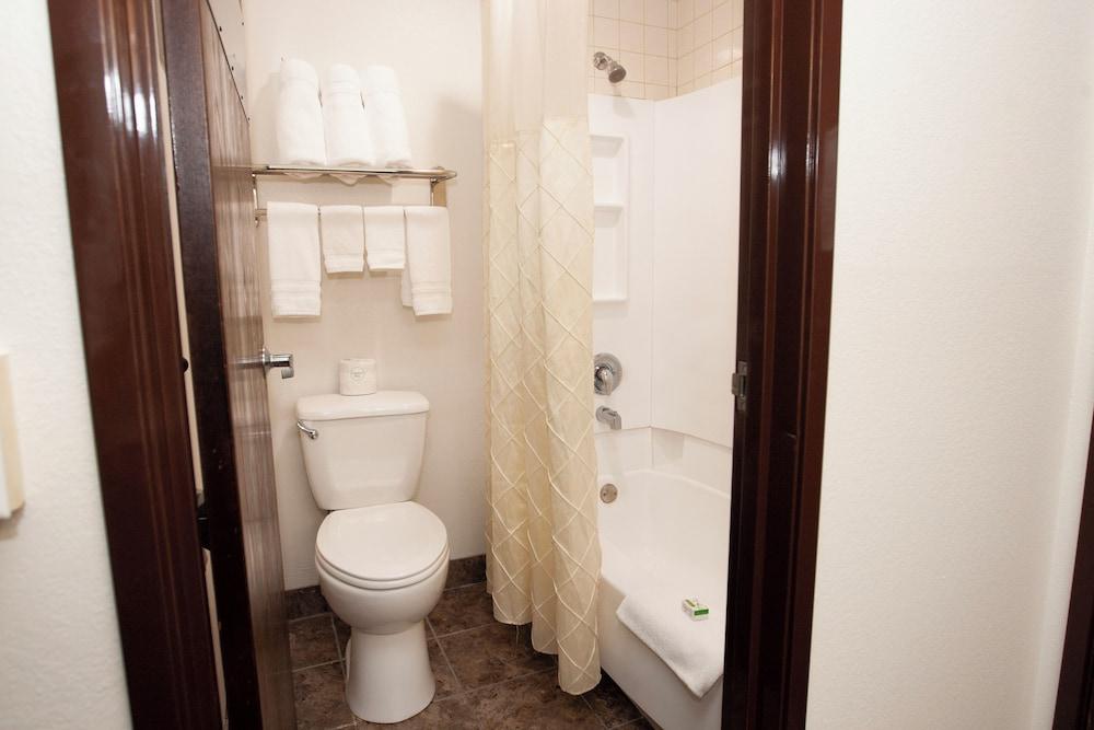 AmericInn by Wyndham Delafield-Waukesha-Milwaukee photo 28