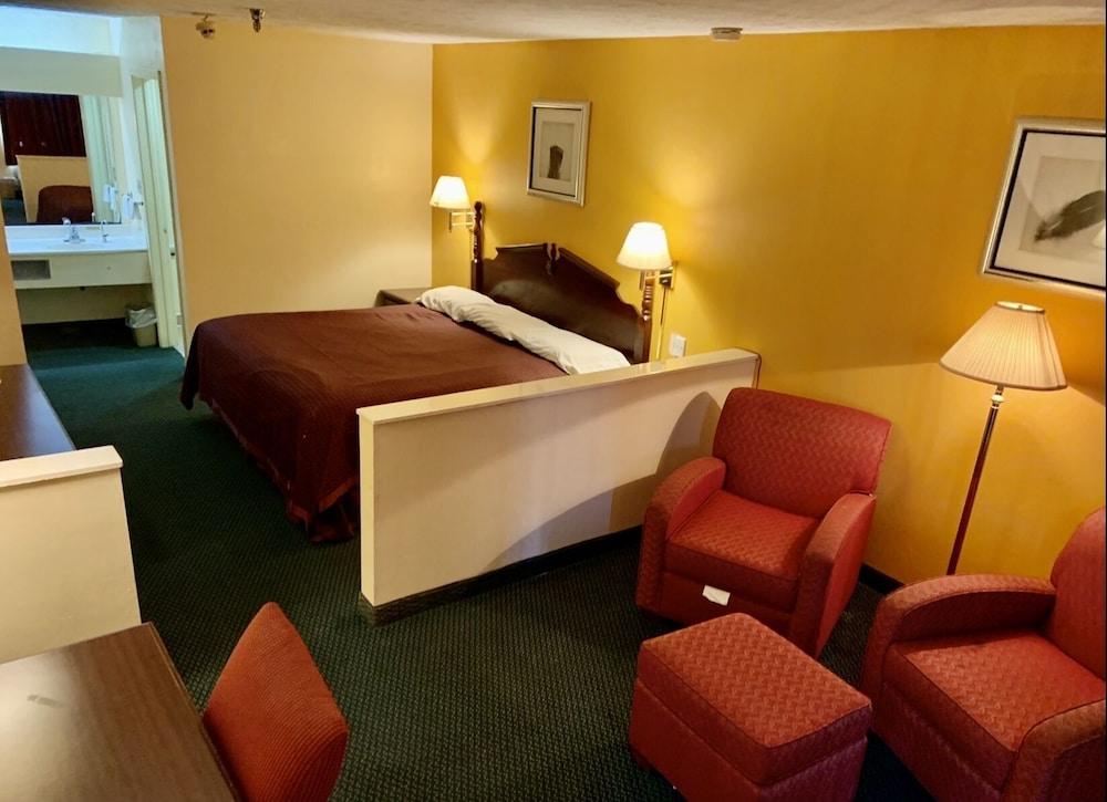Deluxe Inn & Suites photo 5