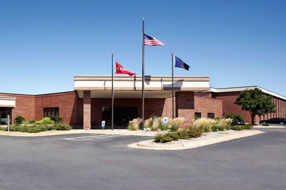 Salina Ambassador Hotel and Conference Center photo 1