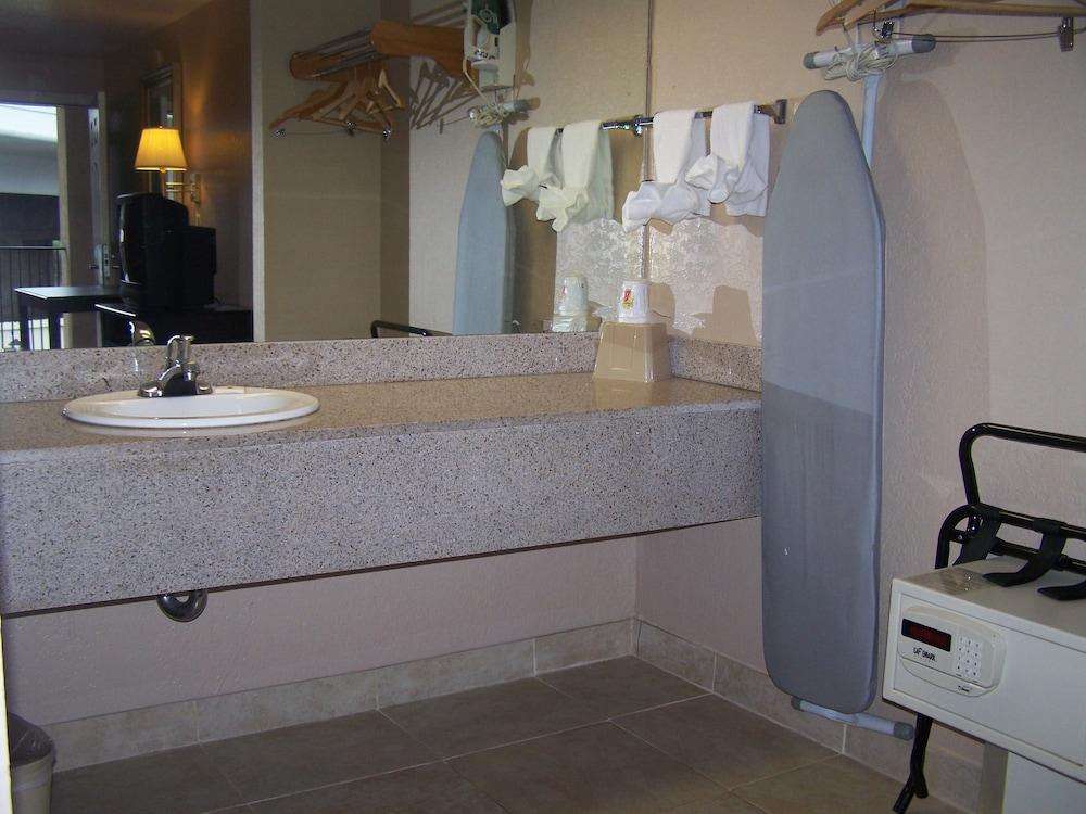 Super 8 by Wyndham San Antonio Pearl District / Downtown photo 23