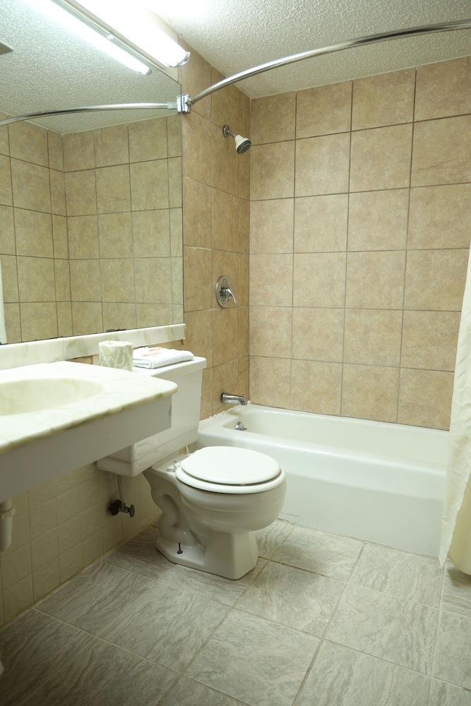 Travelers Inn photo 18