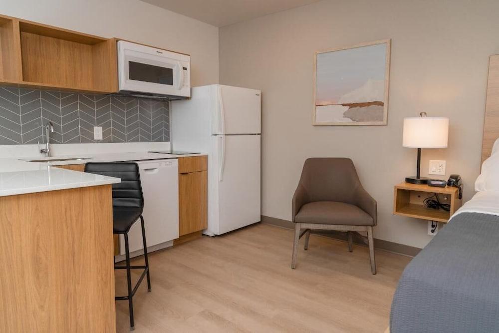 LivAway Suites Phoenix-Glendale photo 18