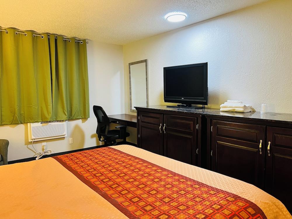 Super Inn by OYO Lansing MI photo 12