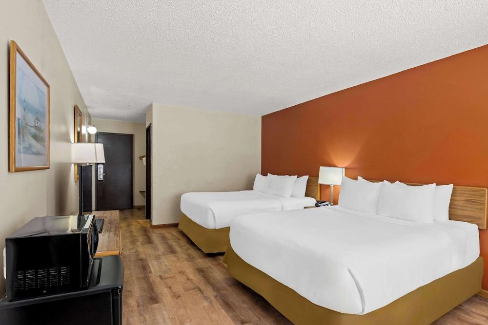 Econo Lodge Manistee photo 16