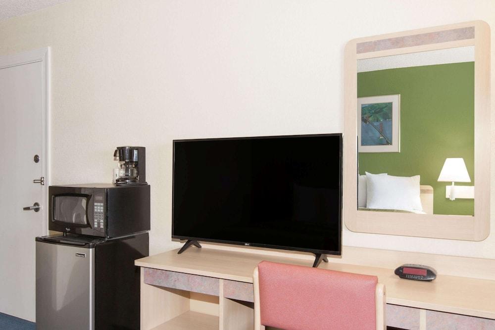Travelodge by Wyndham Los Banos CA photo 9
