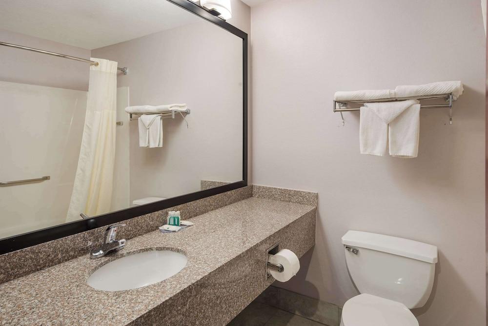 Quality inn & Suites Cincinnati I-275 photo 20