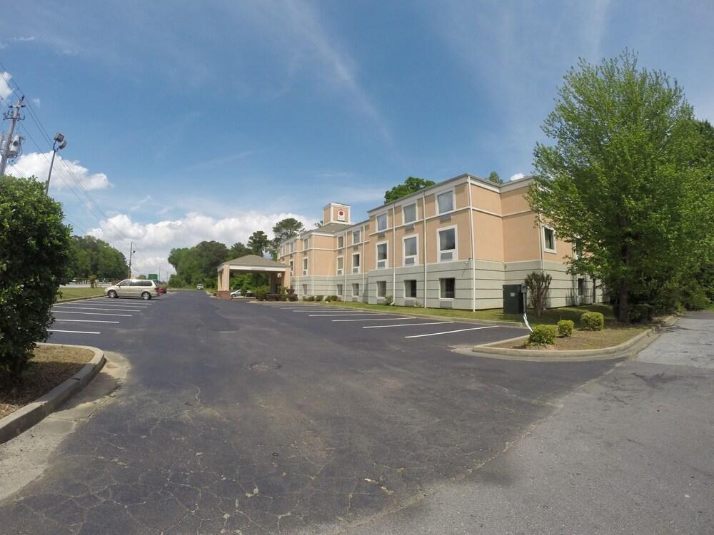 Jameson Inn and Suites Riverdale photo 48