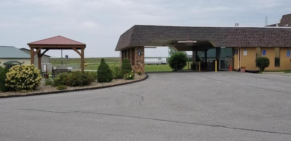 Hometown Inn & Suites photo 39