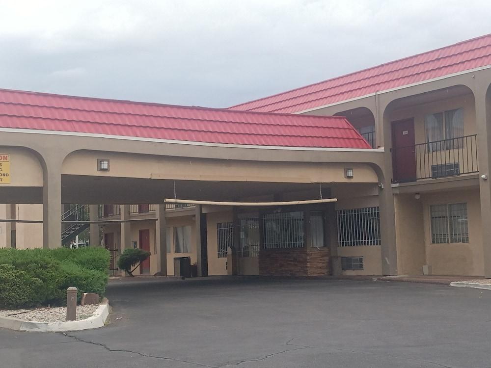 Tree Inn & Suites Albuquerque. photo 1