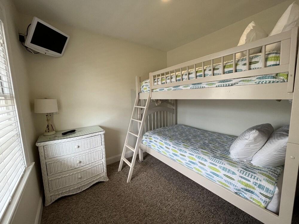 Beach Breeze Inn photo 60