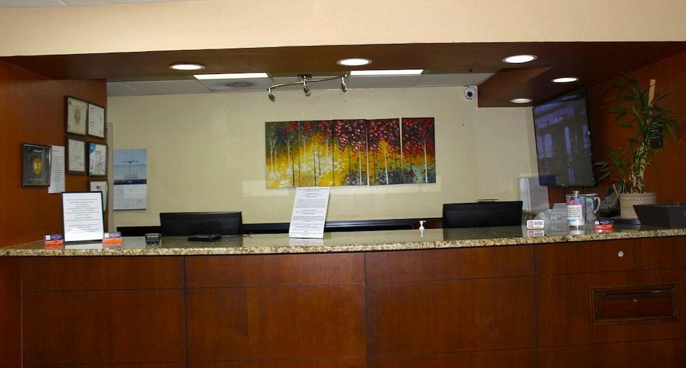 HomeTown Inn & Suites photo 4