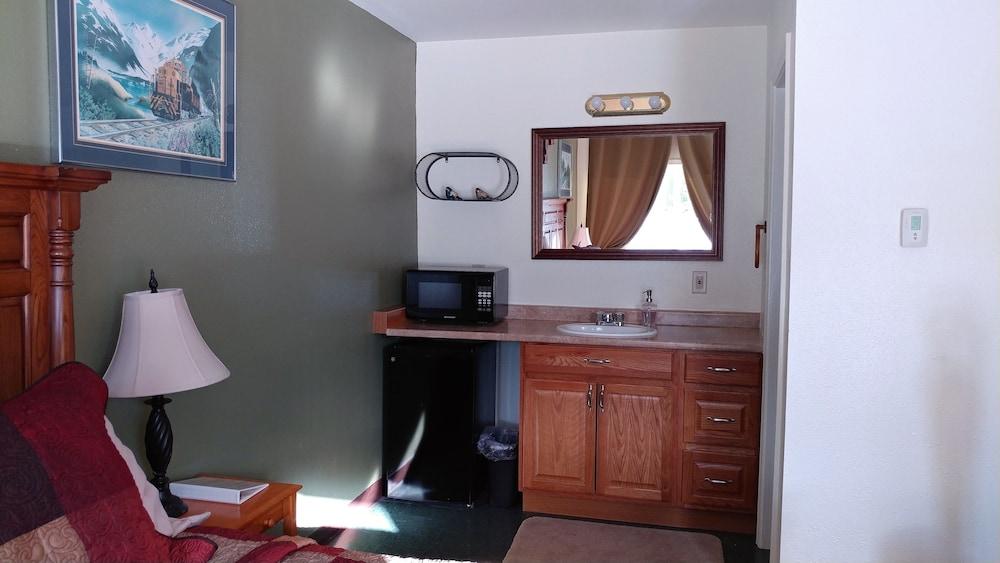 Bird Creek Motel photo 21