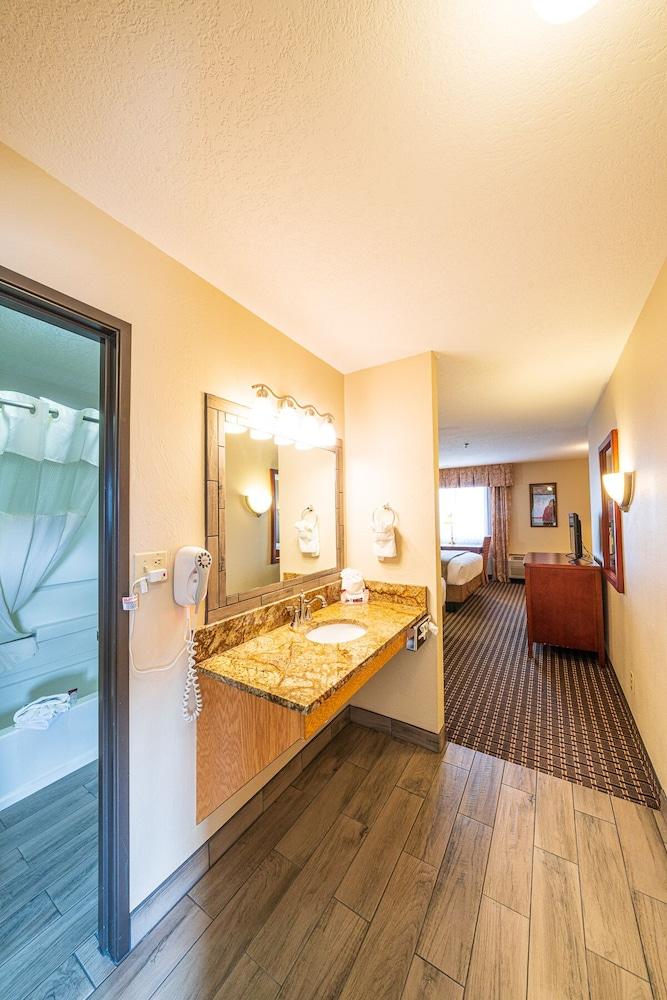 Alpine Inn & Suites photo 18
