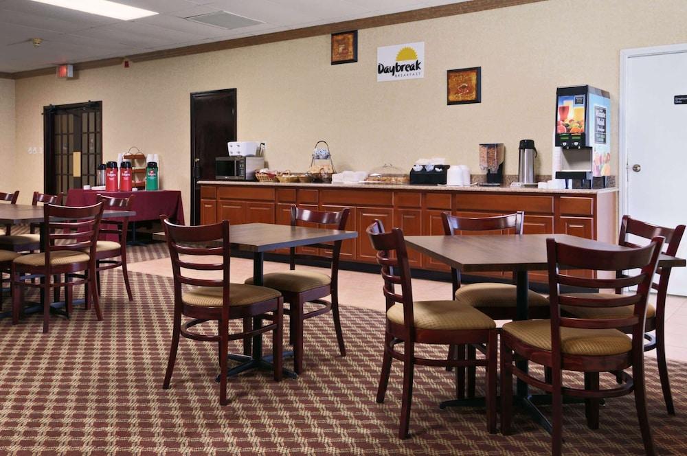 Days Inn by Wyndham Conneaut photo 37
