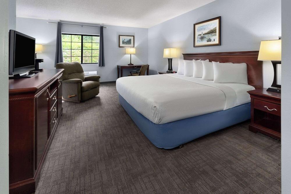 Days Inn by Wyndham Iron Mountain photo 65