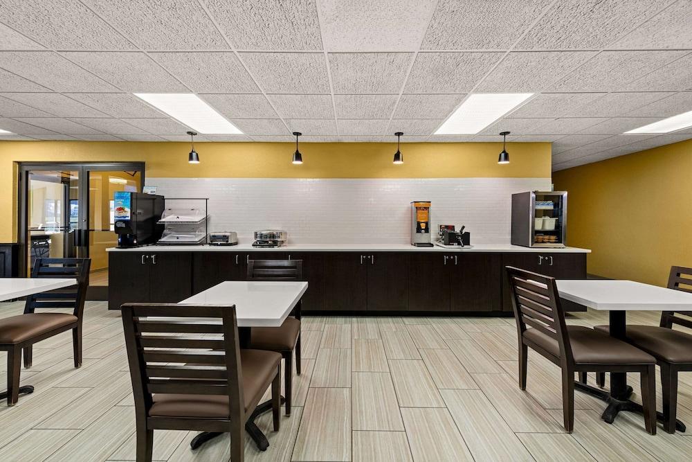 Quality Inn Warrensburg photo 33