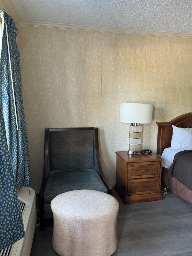 Colony Inn photo 13