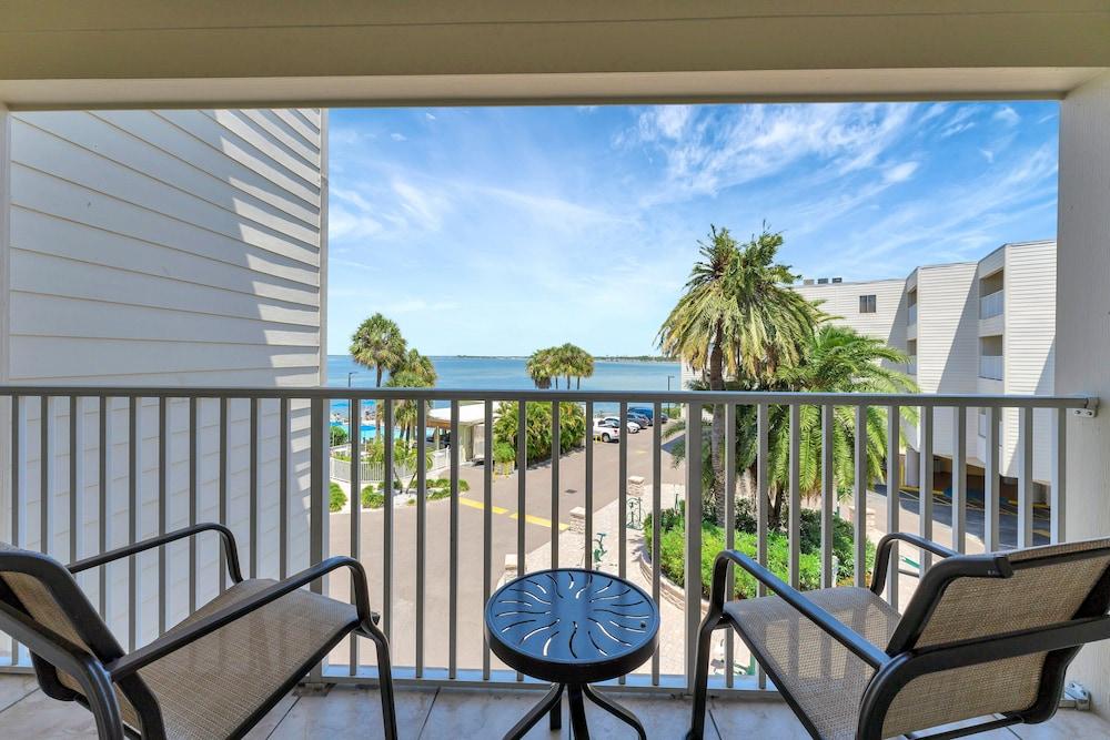 Seaside Luxury Oasis with balcony photo 2