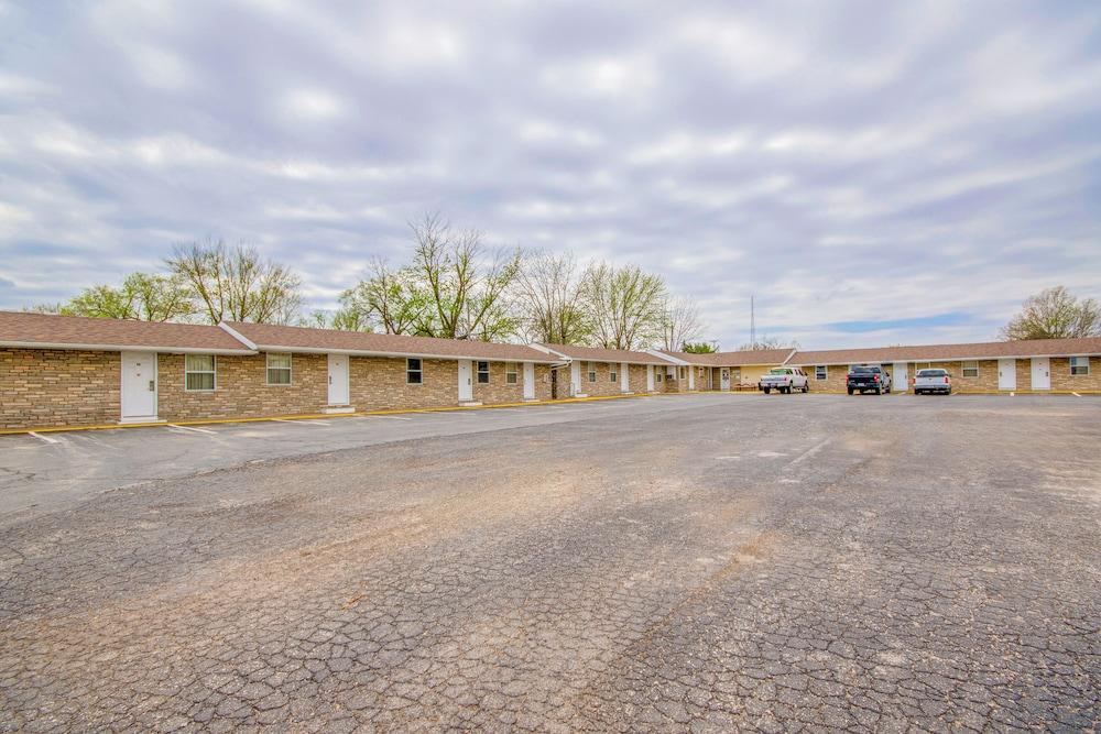 OYO Travelier Motel photo 18