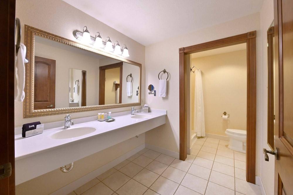 Carlisle Inn Sugarcreek photo 3