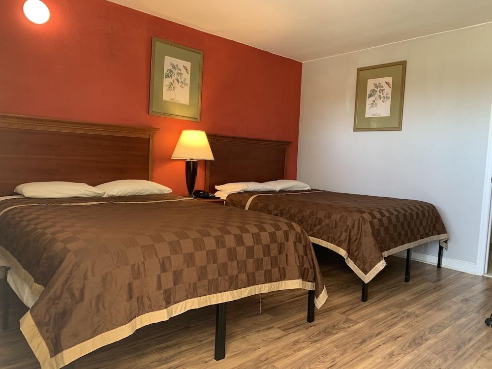 Scottish Inn and Suites photo 19