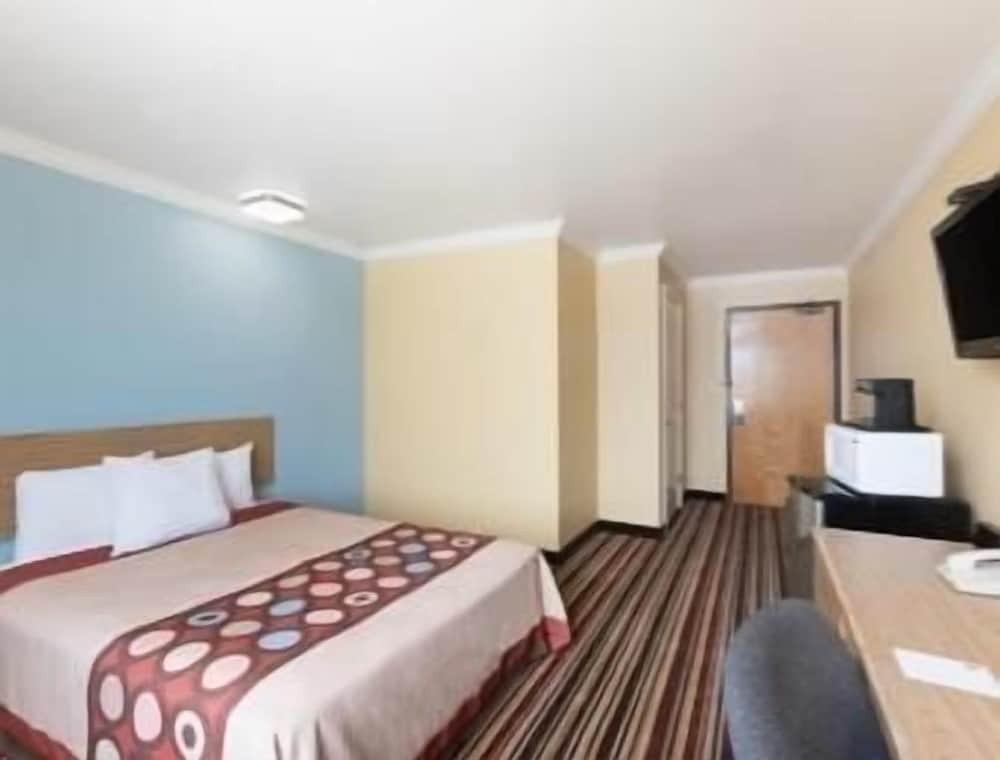 Super 8 by Wyndham Midland photo 15