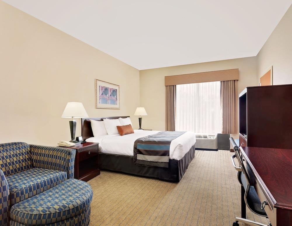 Wingate by Wyndham - Destin FL photo 8