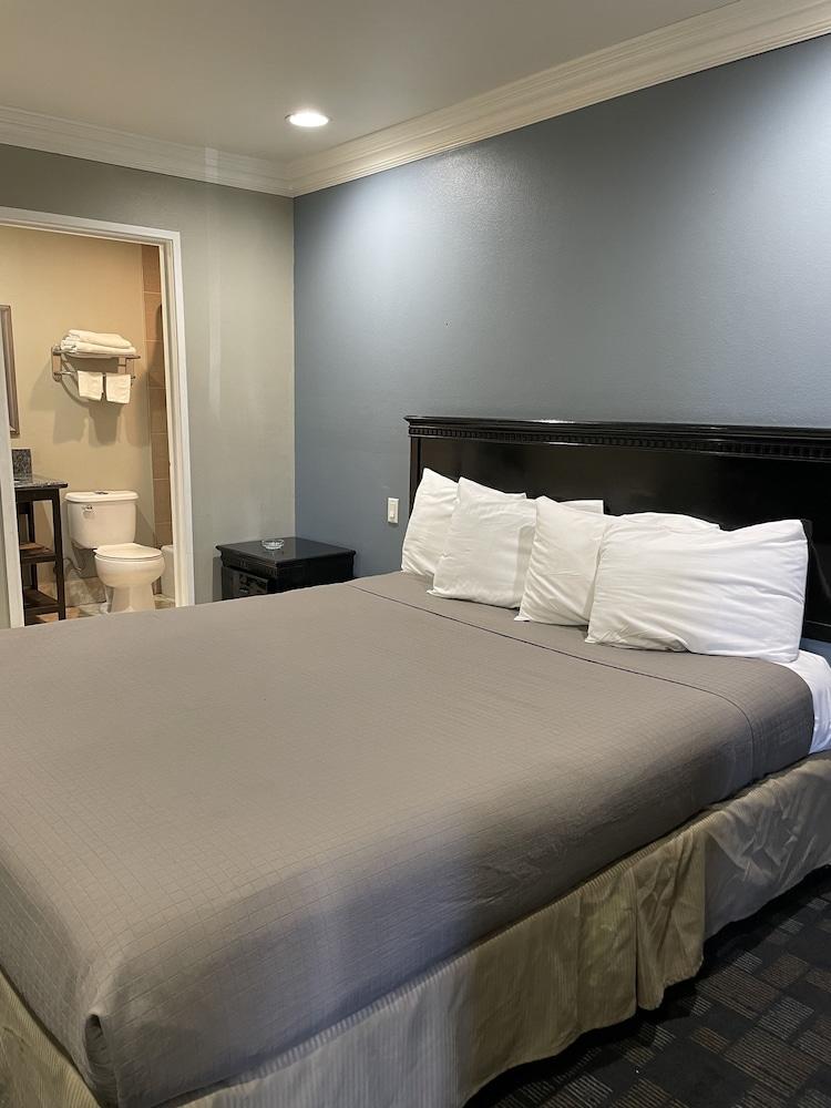 Villa Inn & Suites photo 2