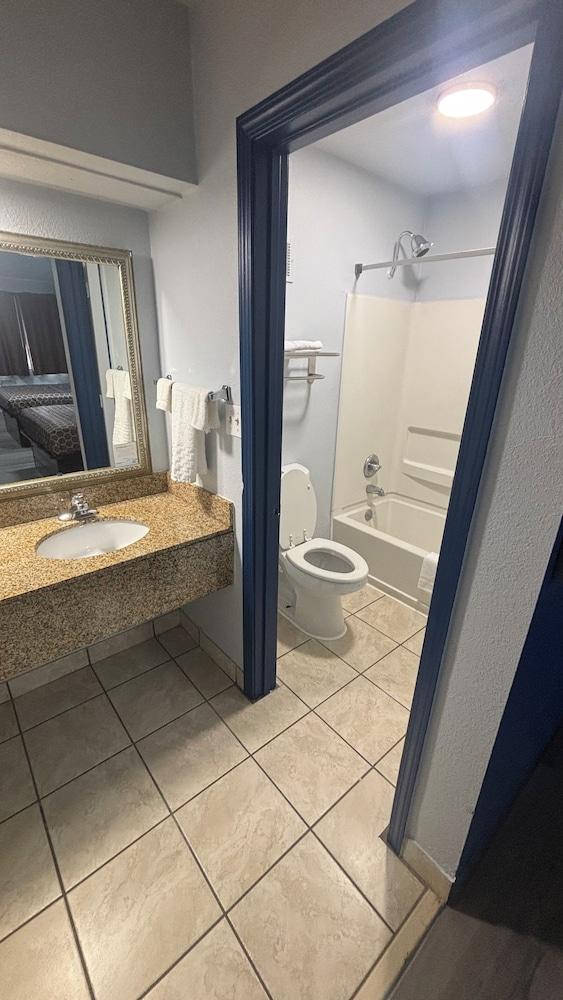 Galaxy Inn & Suites photo 8