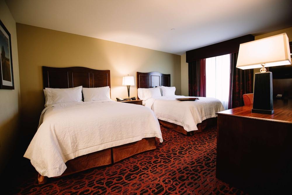 Hampton Inn & Suites Minot Airport photo 7