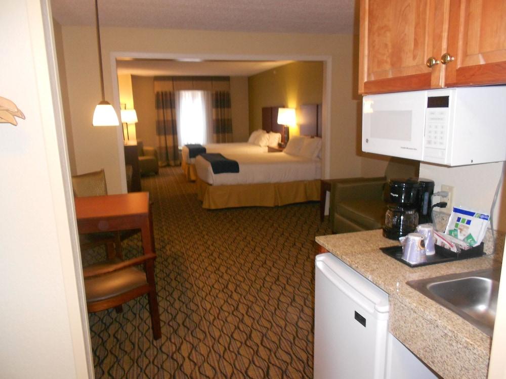Holiday Inn Express & Suites Lancaster by IHG photo 15