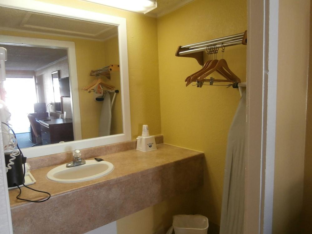 Americas Best Value Inn Conyer photo 8