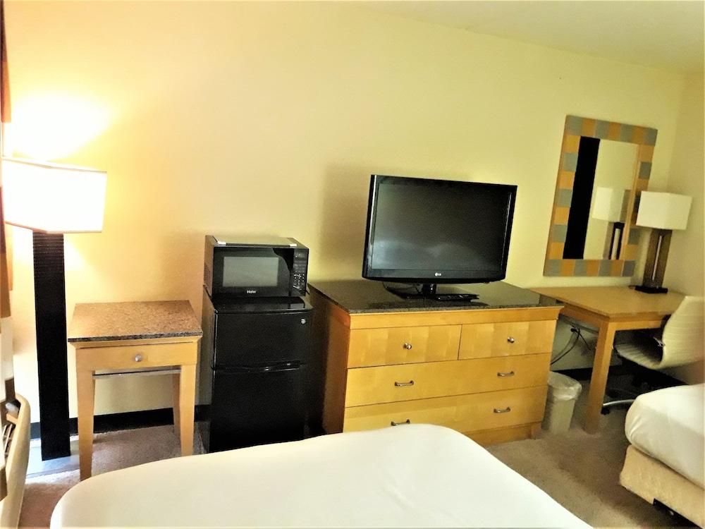Madison Inn and Suites photo 12