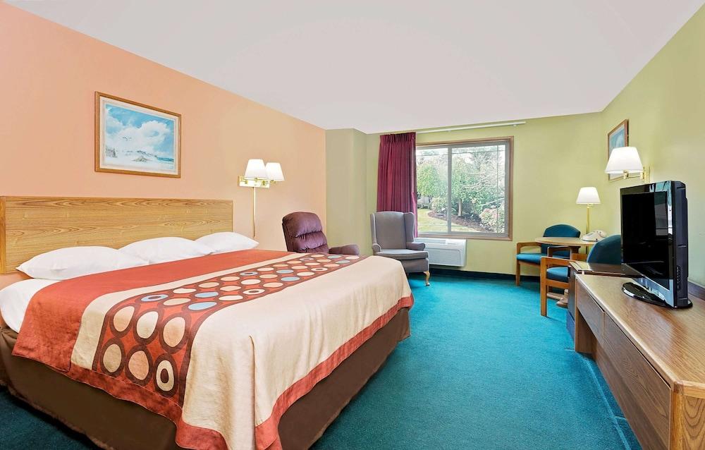 Super 8 by Wyndham Sturgeon Bay photo 9