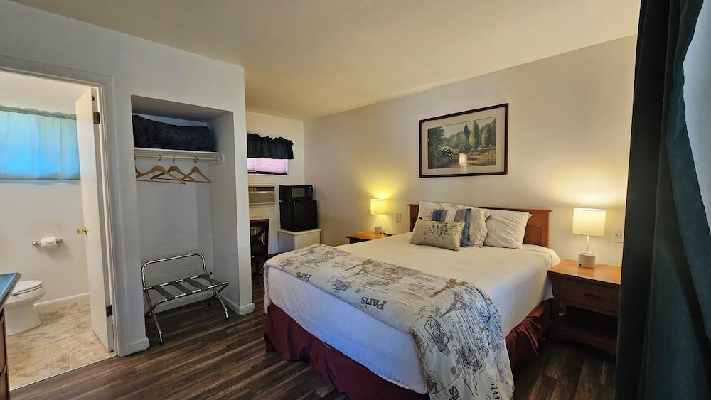 Cedar Lodge Motel photo 55