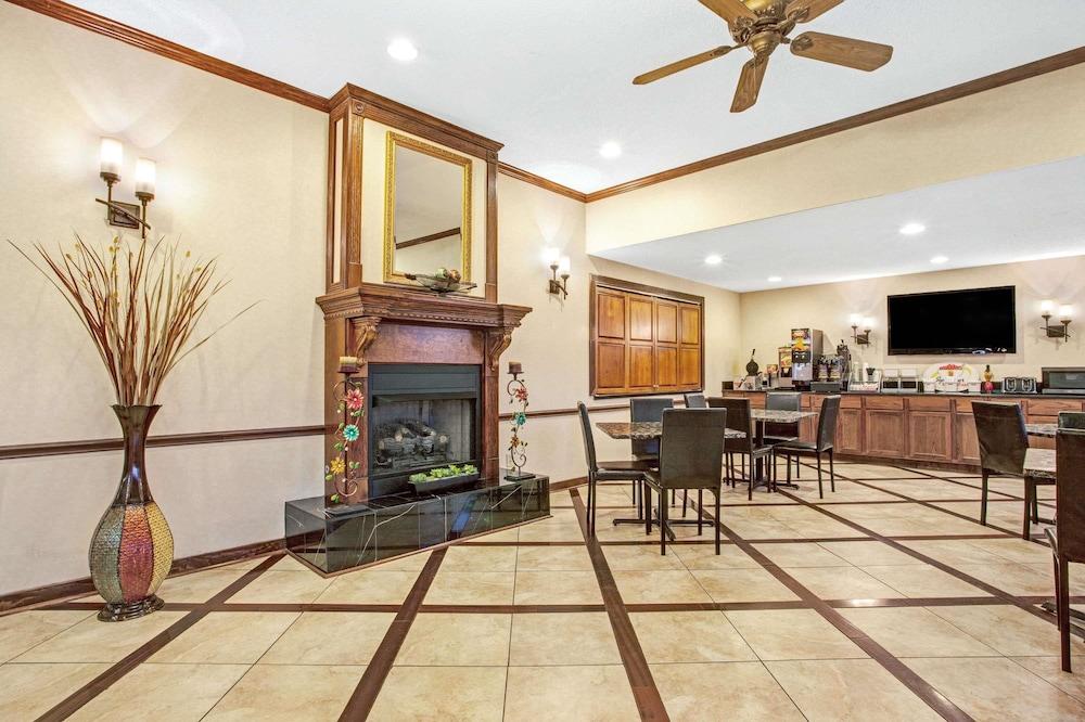 Super 8 by Wyndham Clinton photo 22