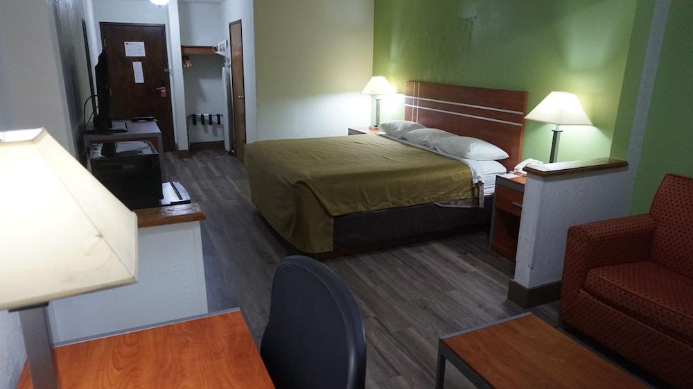 Econo Lodge Inn & Suites Pekin - Peoria Area photo 15