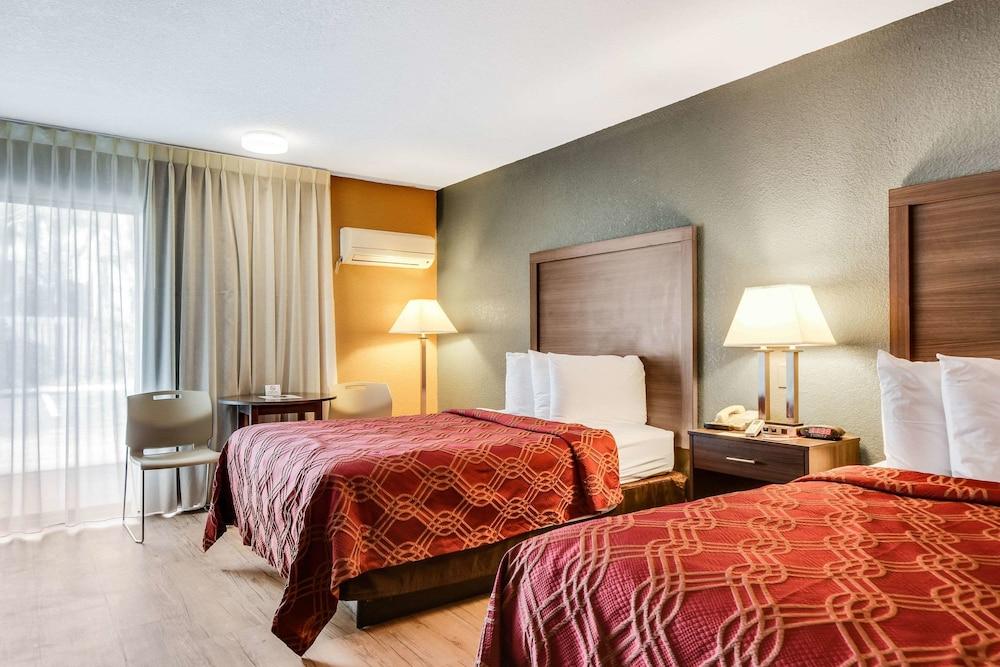 Econo Lodge Tampa near Busch Gardens photo 36