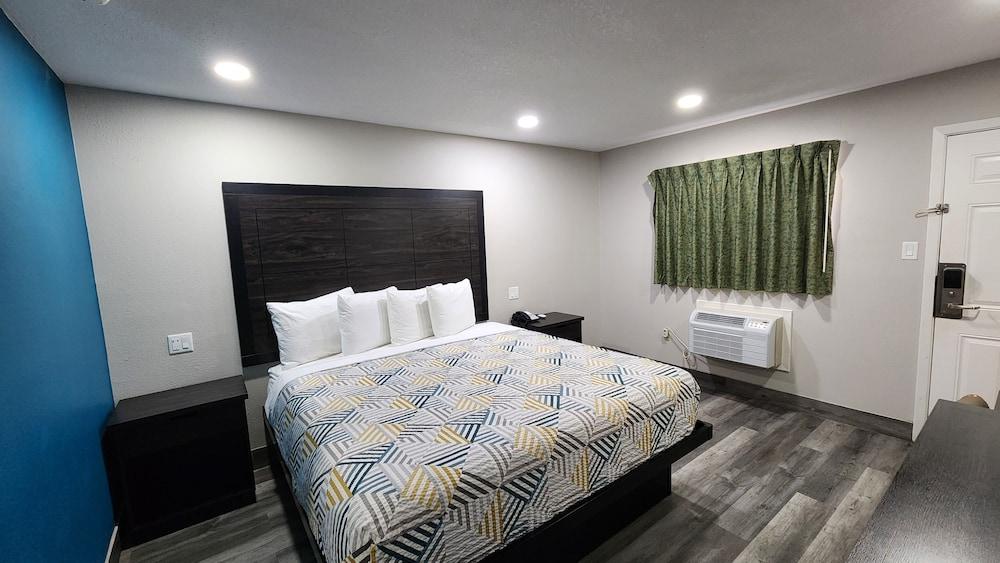 Scottish Inn & Suites photo 36