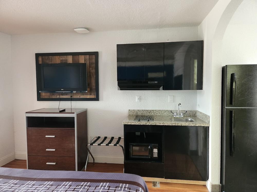 Express Inn Tomball photo 21