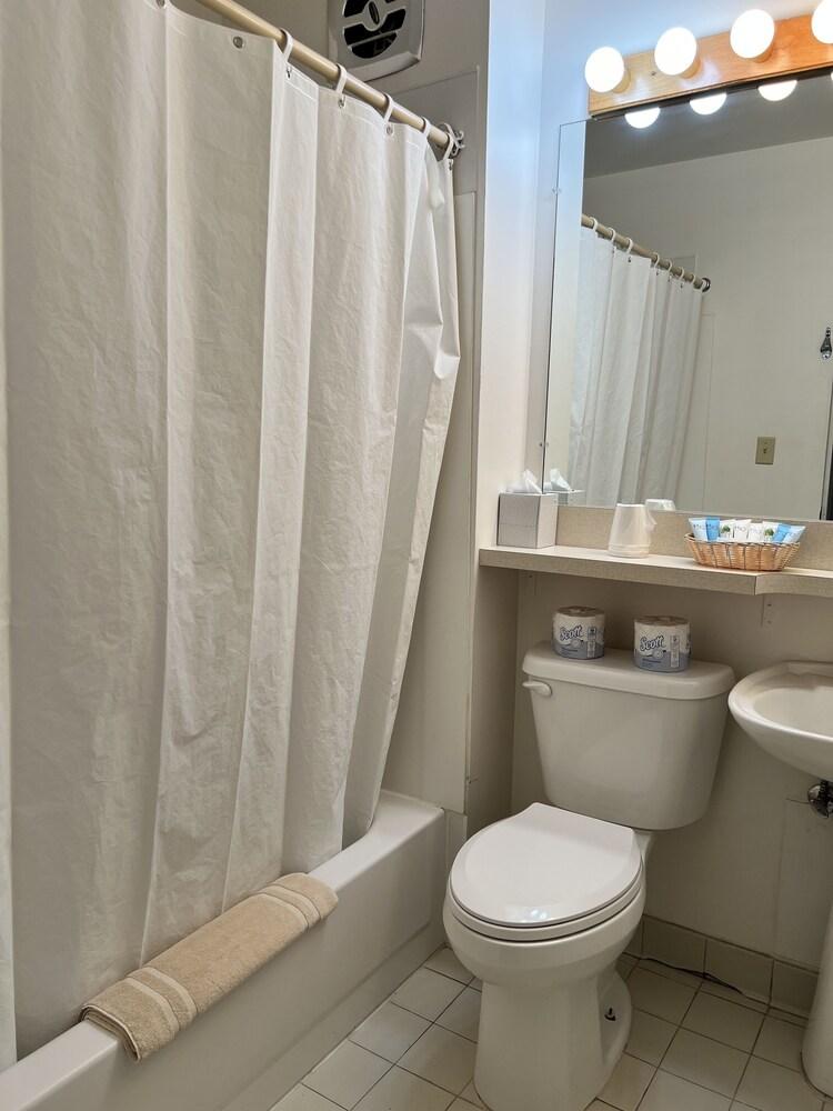 The Shoreline Inn photo 55