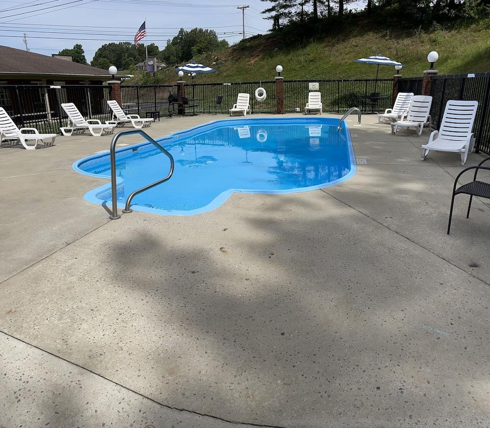The Tompkinsville Inn photo 11