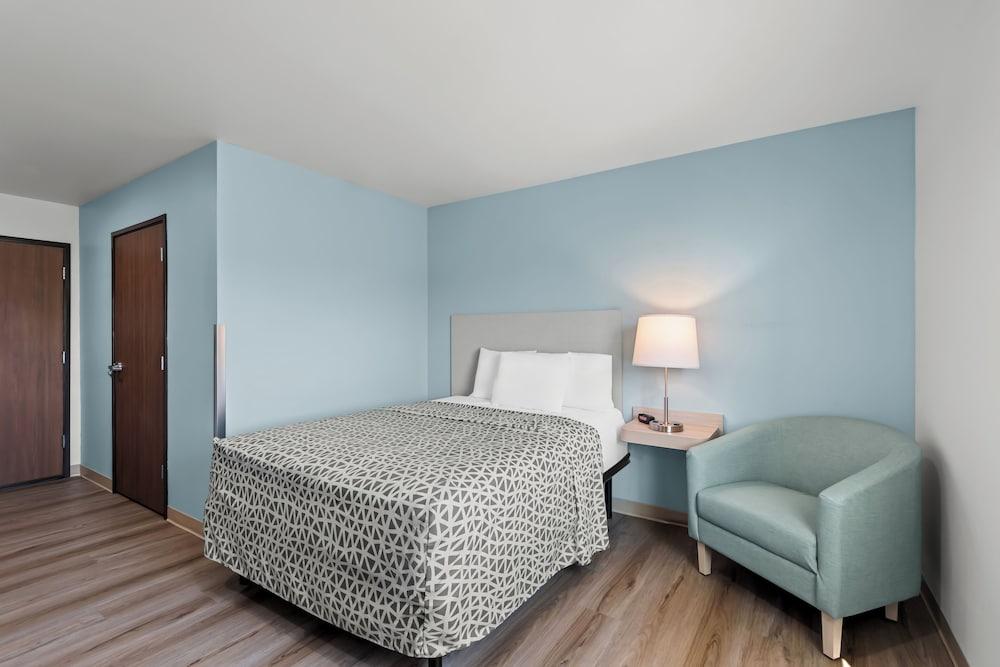 Woodspring Suites Coralville Iowa City photo 8