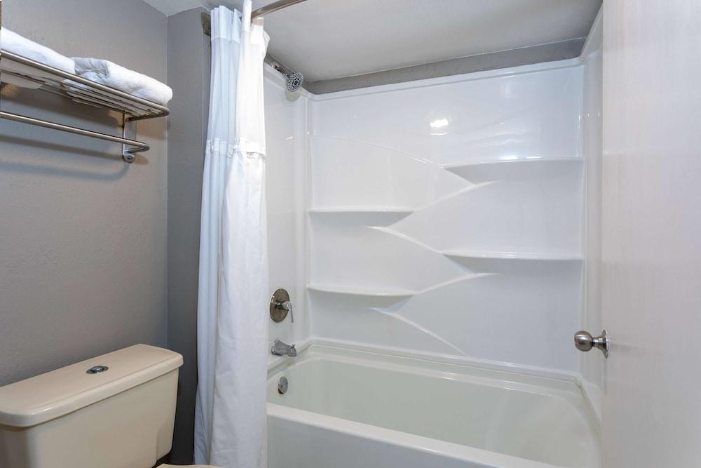 Baymont by Wyndham Marianna photo 36