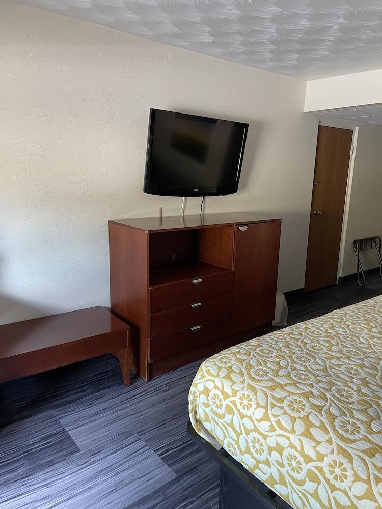The Royal Inn & Suites photo 8