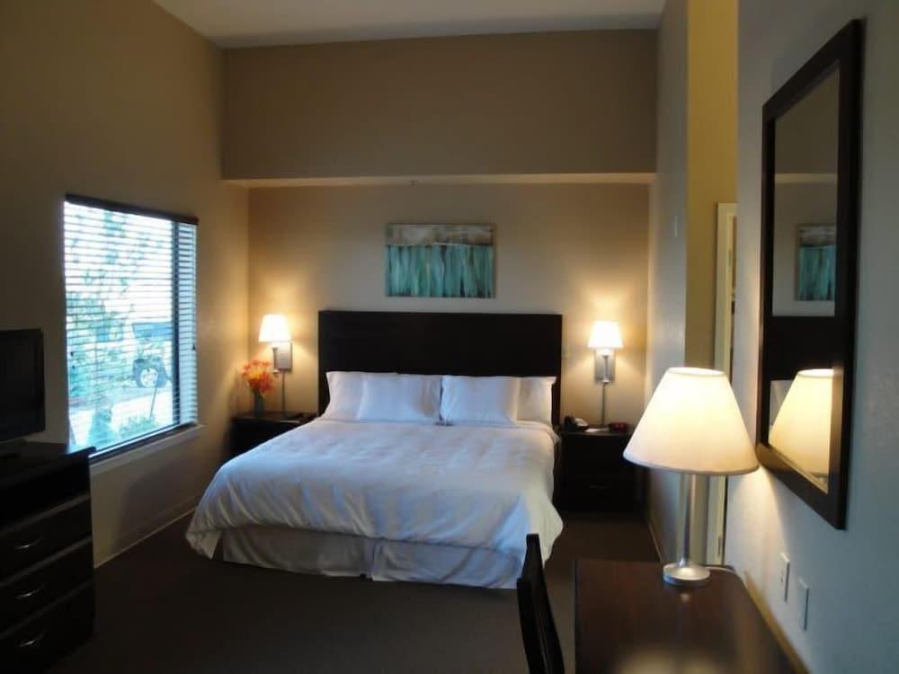 Ambassador Inn & Suites photo 5