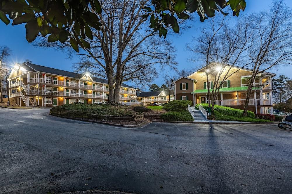 HomeTowne Studios by Red Roof Atlanta NE - Downtown Norcross photo 18